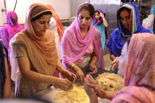 WomenRolledChapati (66K)