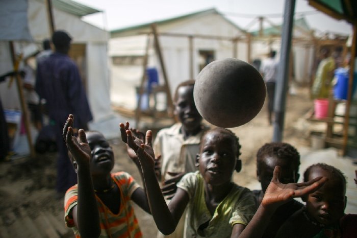 KidsWaitingPlay (191K)