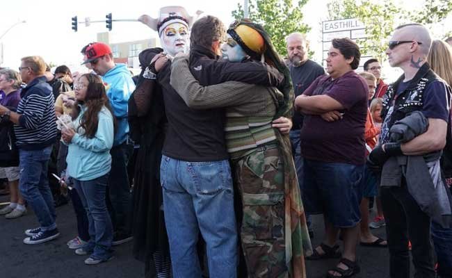 orlando-mourners (37K)