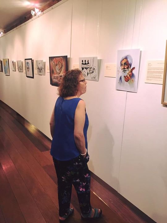 WomanViewingPicture (39K)