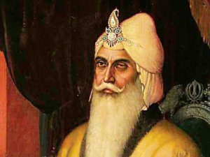 statue of maharaja ranjit singh at lahore fort