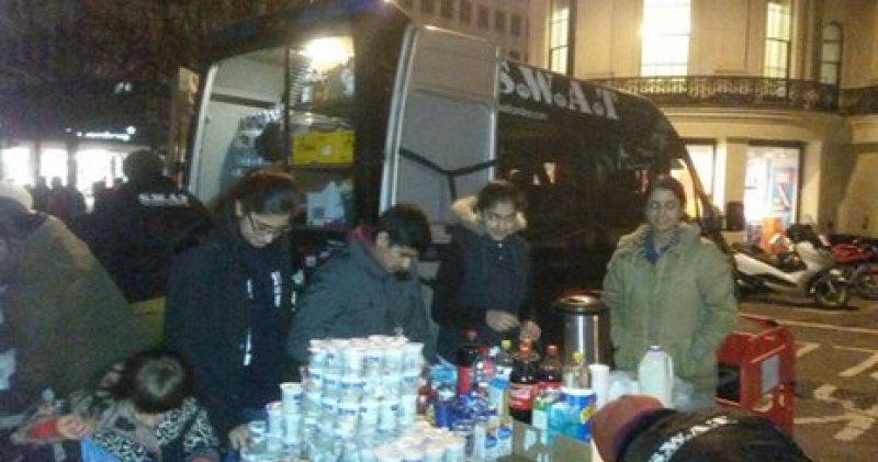 London's Homeless Line Up For Free Meals From Mobile Sikh Kitchen | SikhNet