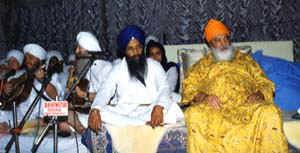 Jethedhar Manjit and Siri Singh Sahib at the camp