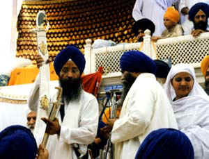 Jethedhar Manjit Singh Showing the sword to the Sangat along with Bibi Jagir Kaur