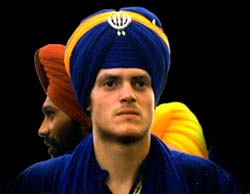 Sada Sat Singh Khalsa getting ready to do gatka