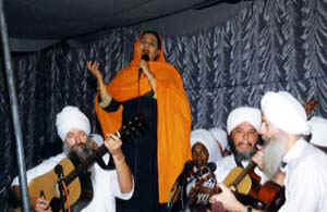 Hem Lata and Guru Singh, Guru Das Singh and Guru Ganesha improvising a song together