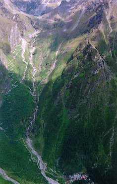 The footpath from Gobind Dham to Hemkunt Sahib
