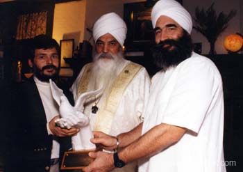 Lewis Randa presented the Siri Singh Sahib with the International Peace Abbey Award - 1986