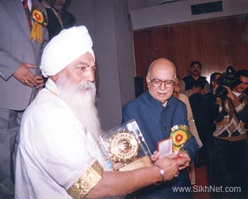 Siri Singh Sahib receiving Sikh Millenium Award from Shri LK Advani, Home Minister - Jan 2001