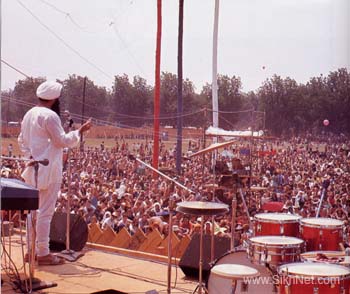 The Siri Singh Sahib teaching at Atlanta Pop Festival - 1971