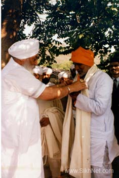 The Siri Singh Sahib with Former Prime Minister Chandershekhar - 1996