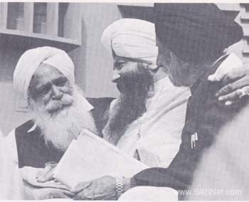 The Siri Singh Sahib with Sant Kirpal S (left) and S. Hukam Singh (right) - Human Unity conference, New Delhi