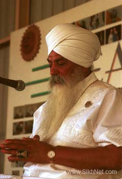 Yogi Bhajan Meditating 1