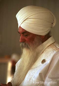 Yogi Bhajan Meditating 2